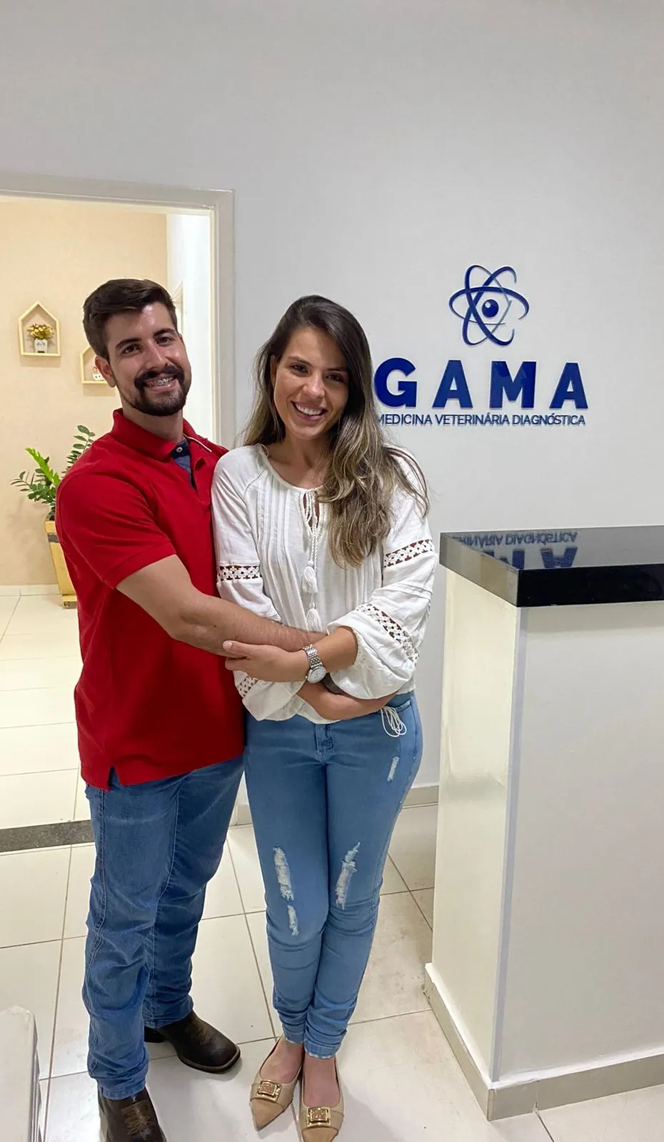 Jordana e Gilmar na recepção da Gama Medicina Veterinária Diagnóstica